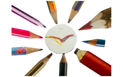 Varios lápices en círculo apuntando a un recorte de papel