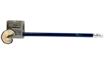 Lapicero azul sacando punta