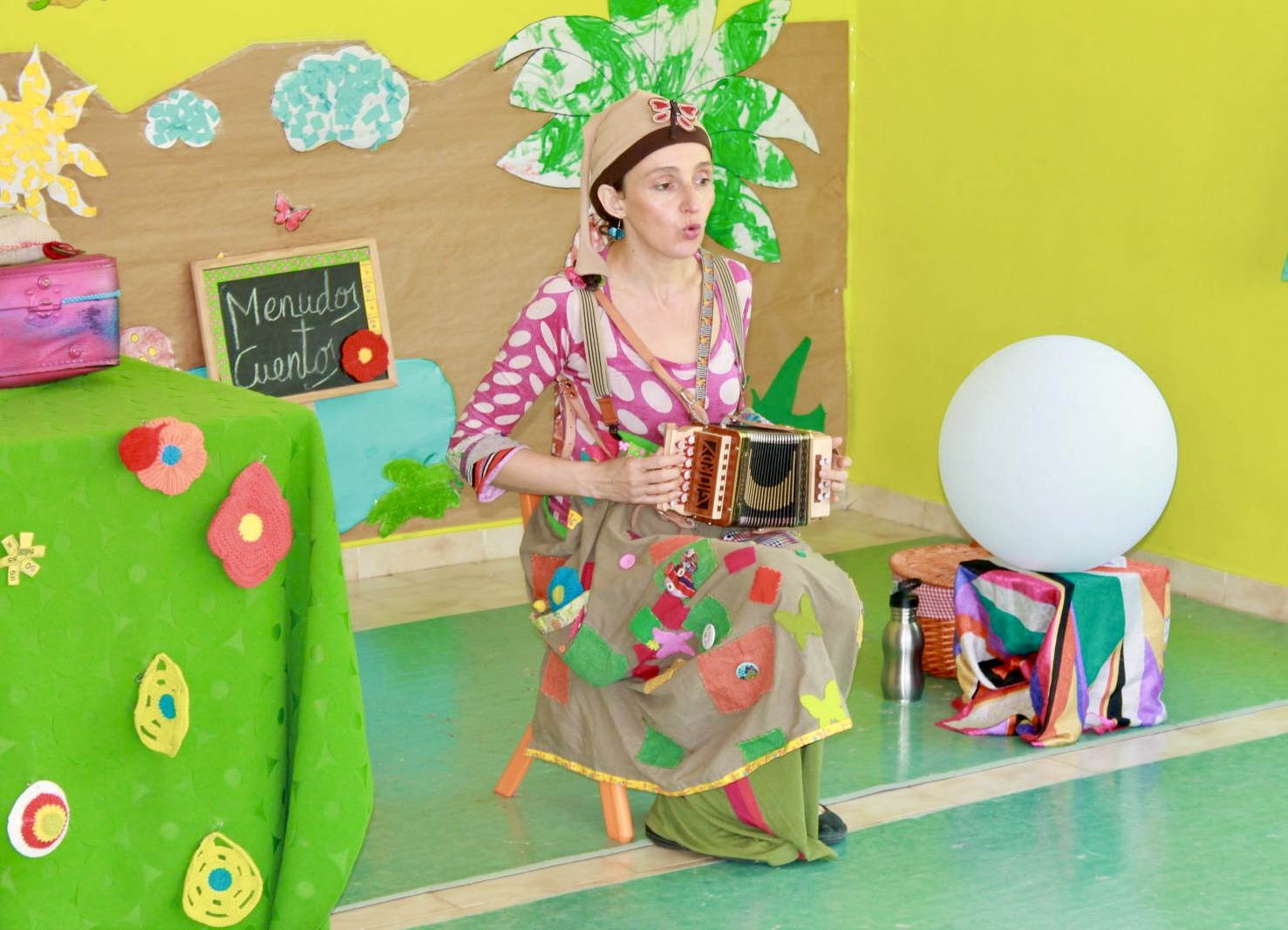 Maricuela contando cuentos